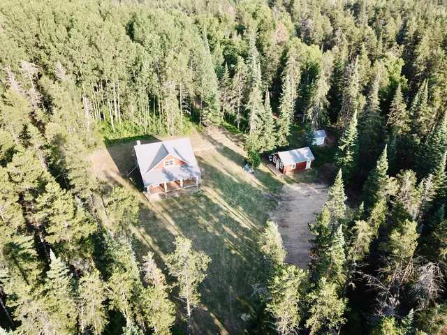 $359,900 | 21761 Bemis Hill, Warroad, MN 56763