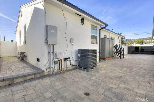 a view of back yard of the house