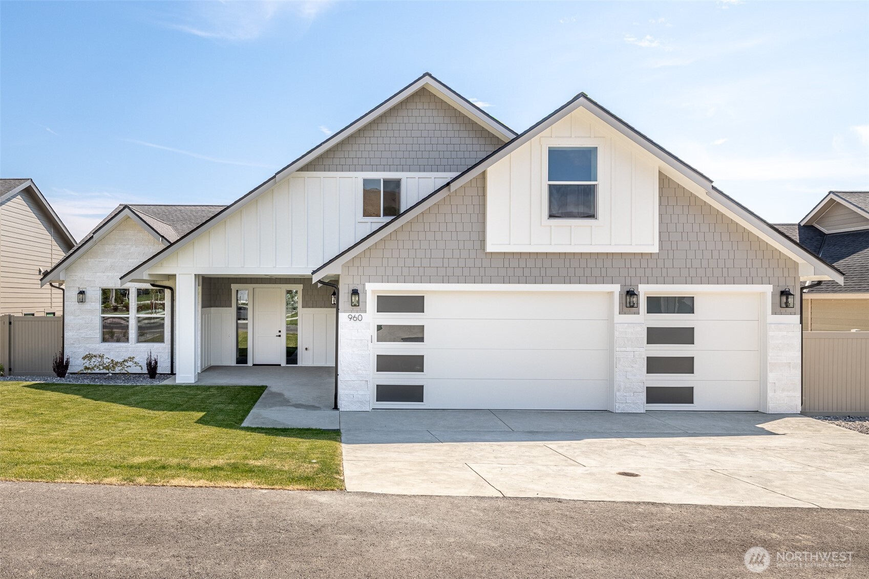 a front view of house with yard and garage
