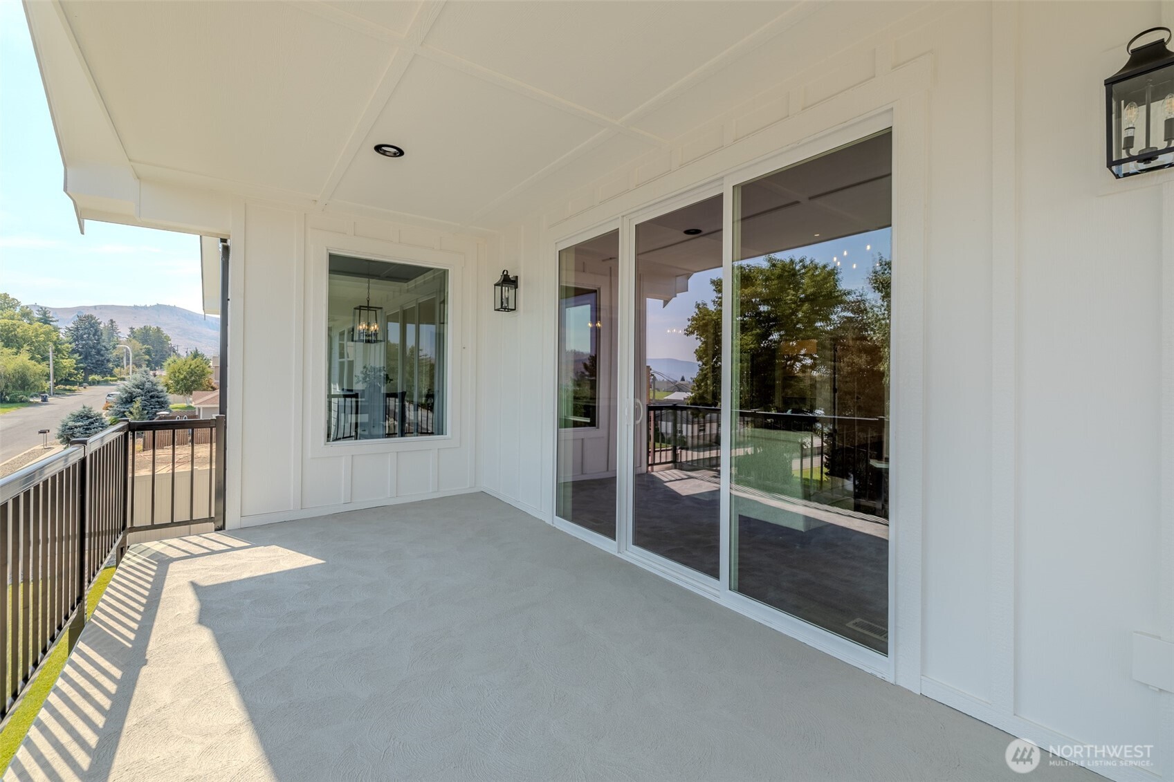 960 Wayne Lane Wenatchee, WA 98801 - Photo 8 of 22 a view of an empty room and window