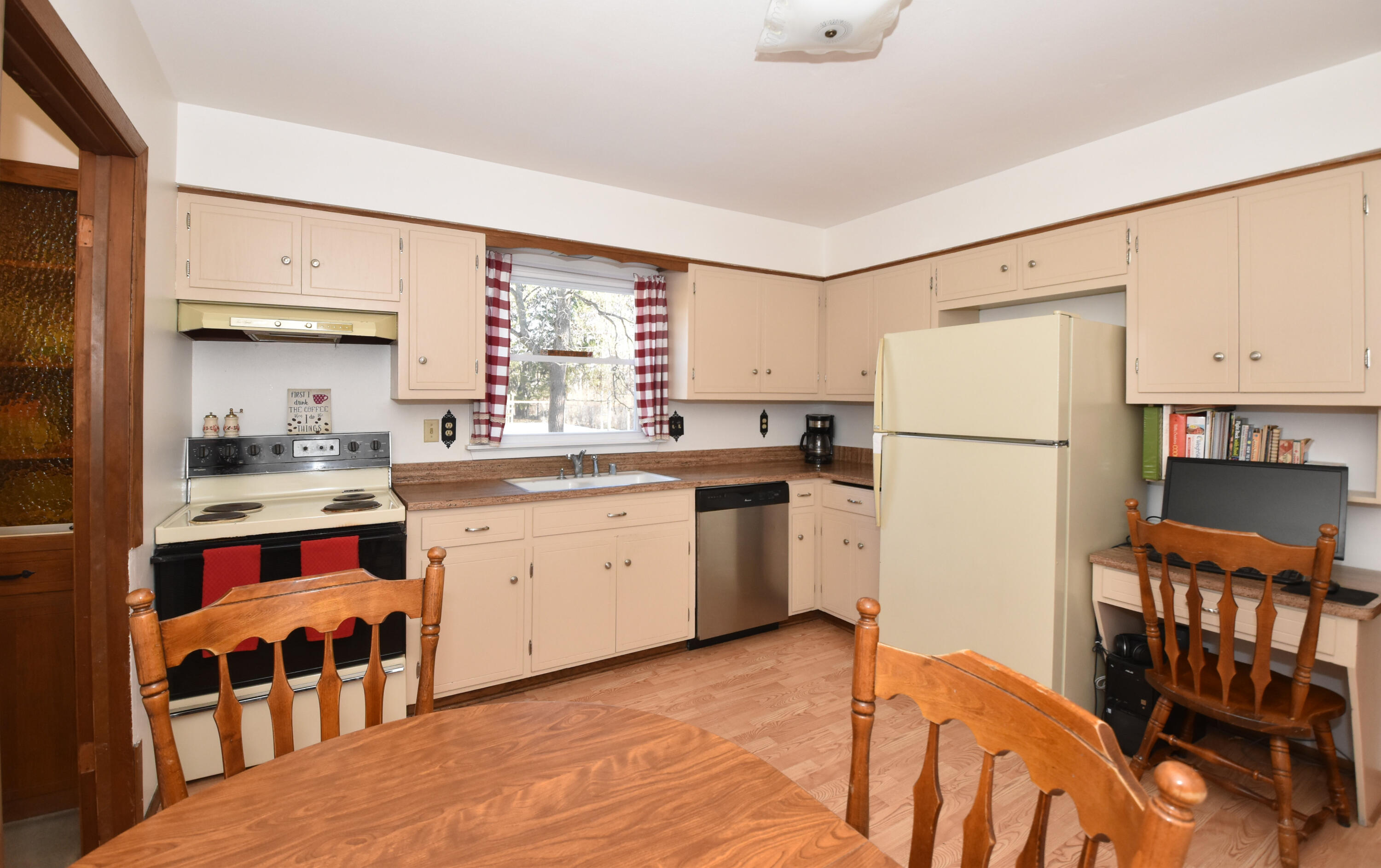 2324 South Brookland Road New Berlin, WI 53151 - Photo 12 of 56 Kitchen