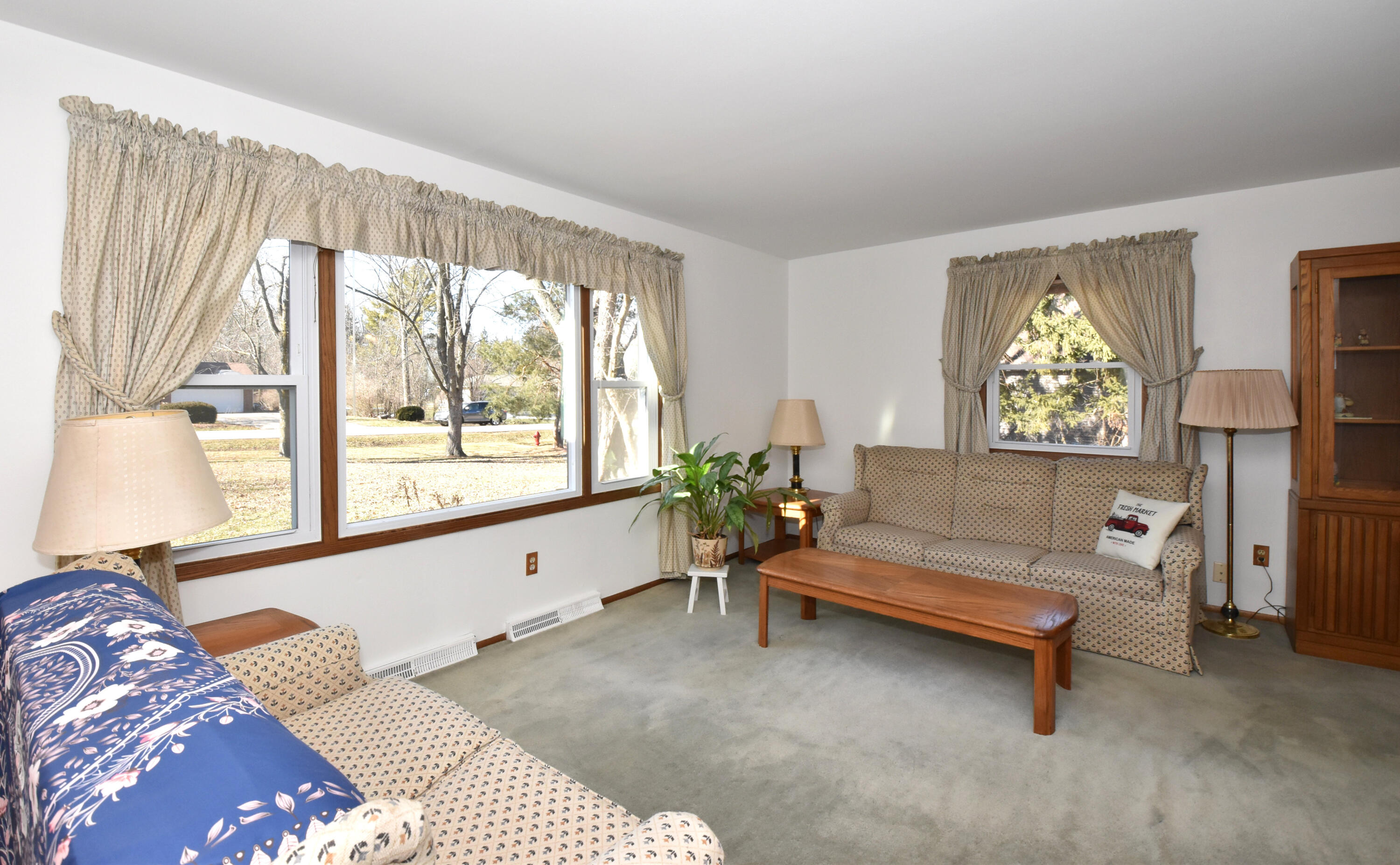 2324 South Brookland Road New Berlin, WI 53151 - Photo 4 of 56 Living room