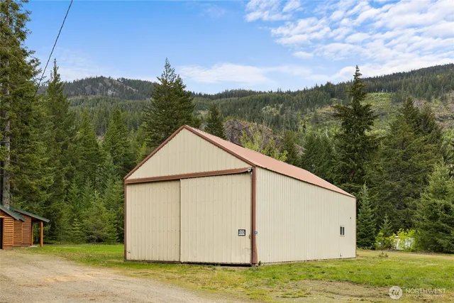 a view of a house with backyard