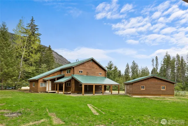 a view of a yard in front of house