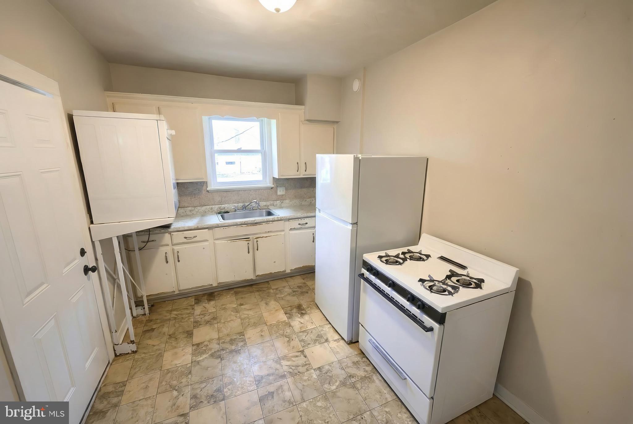 435 Walnut Street York, PA 17403 - Photo 4 of 11 a utility room with washer and dryer