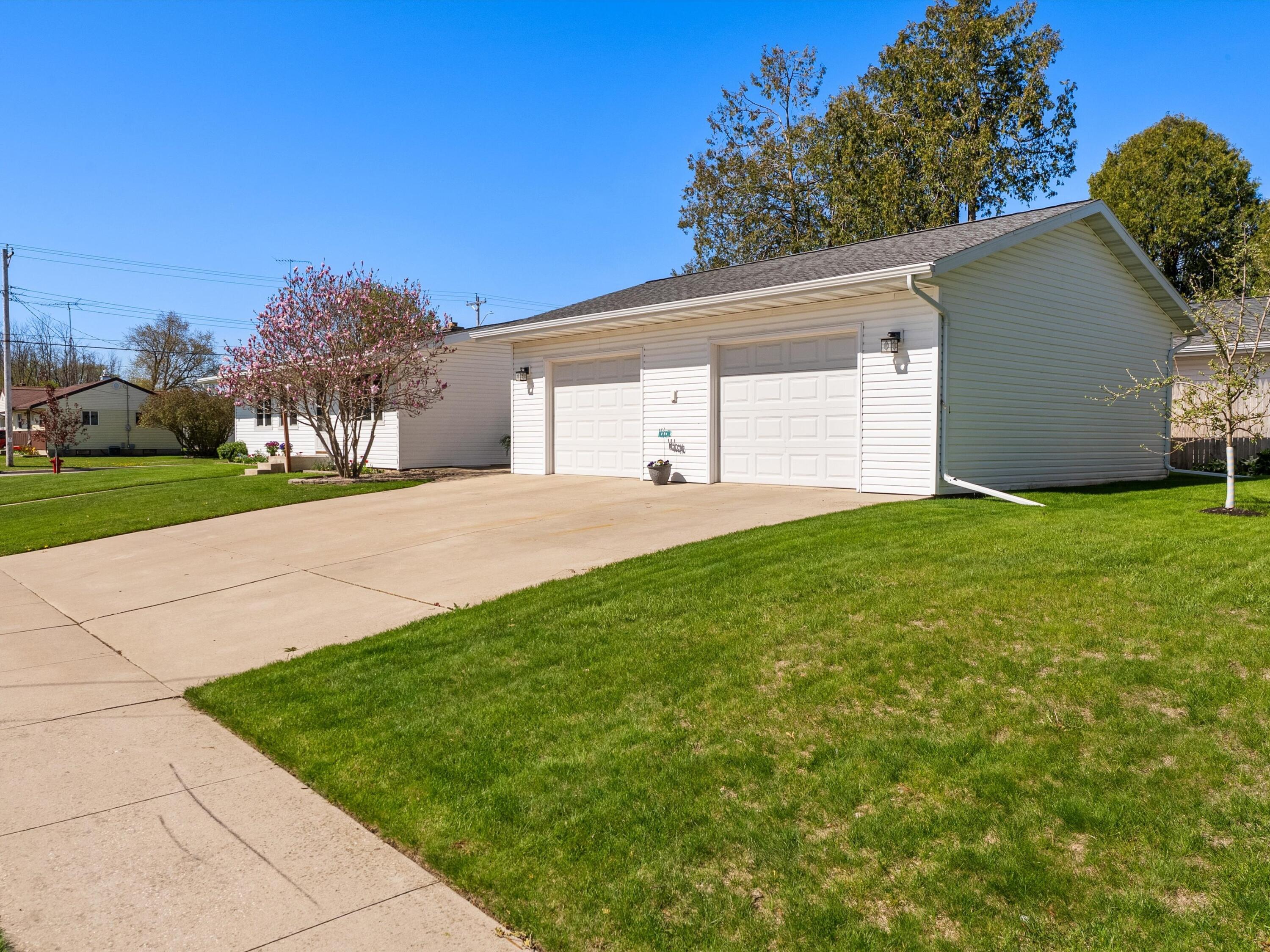 1422 South 35th Street Manitowoc, WI 54220 - Photo 2 of 28 Massive 2+ Car Garage