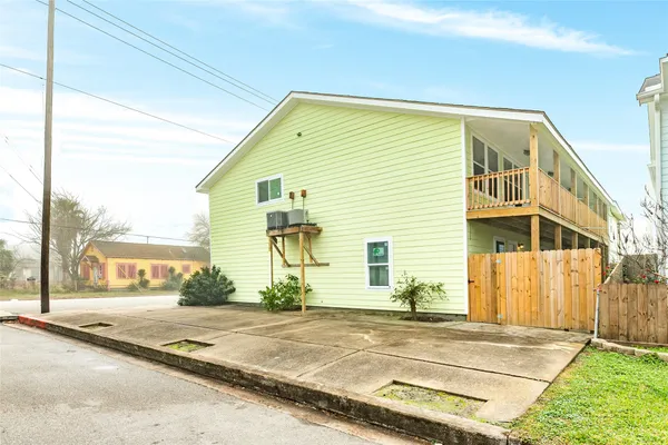 $1,500 | 2305 55th Street, Unit 6, Galveston, TX 77551