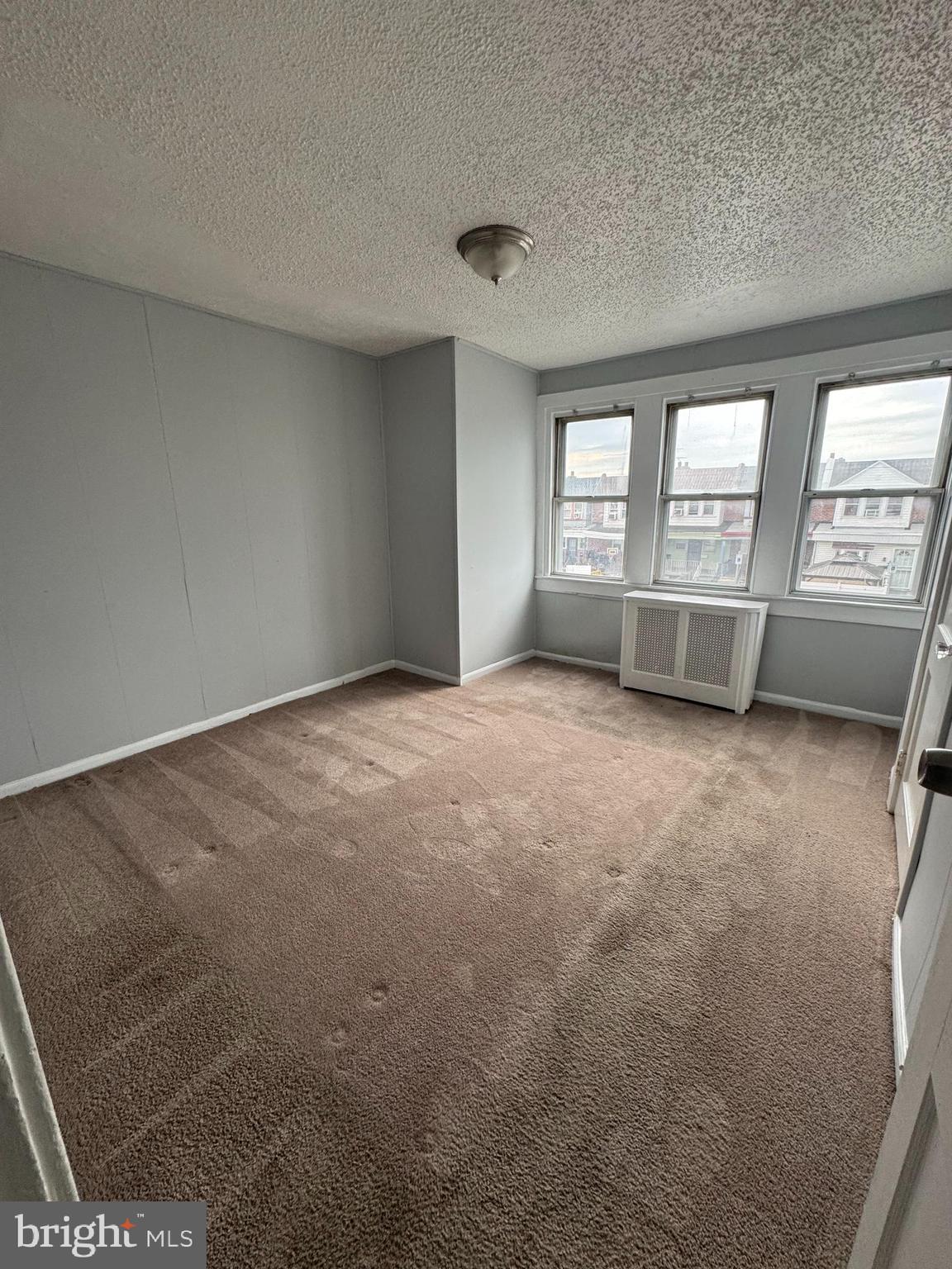 841 Bridge Street Philadelphia, PA 19124 - Photo 9 of 11 an empty room with windows