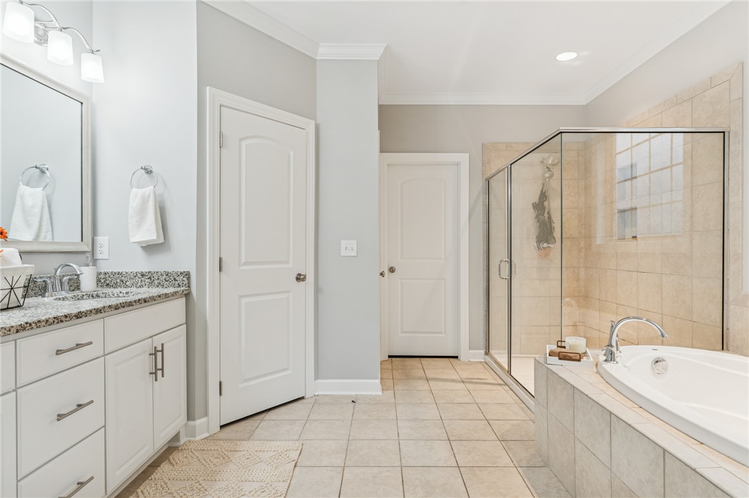 136 Modesto Lane Simpsonville, SC 29681 - Photo 17 of 35 Primary bathroom