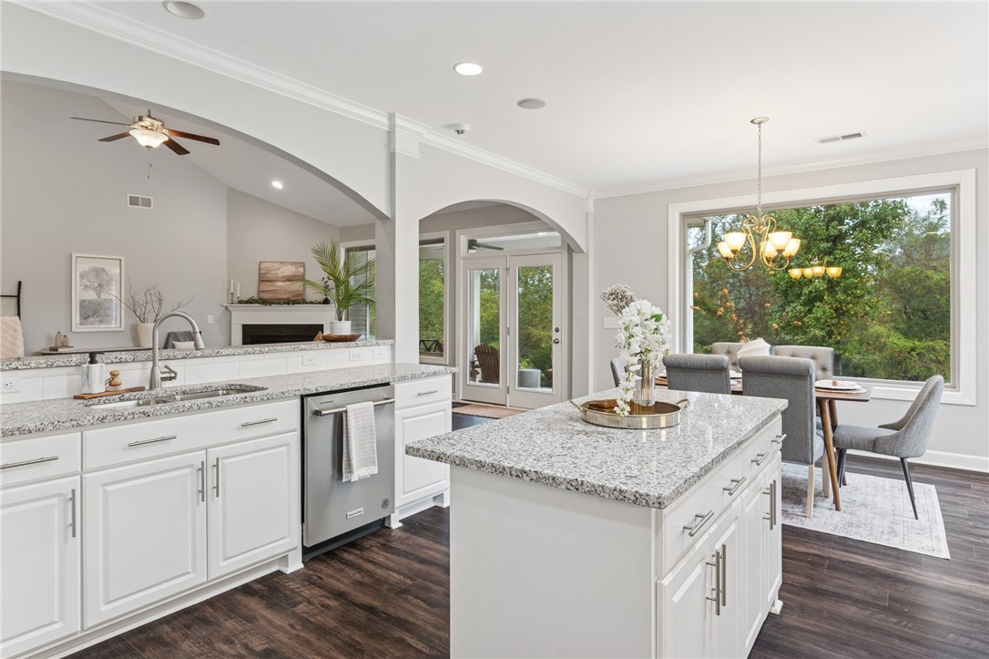136 Modesto Lane Simpsonville, SC 29681 - Photo 6 of 35 Kitchen