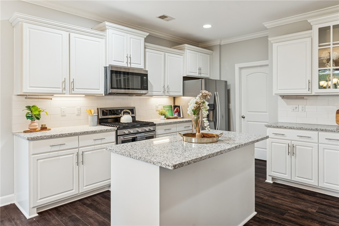 136 Modesto Lane Simpsonville, SC 29681 - Photo 7 of 35 Kitchen
