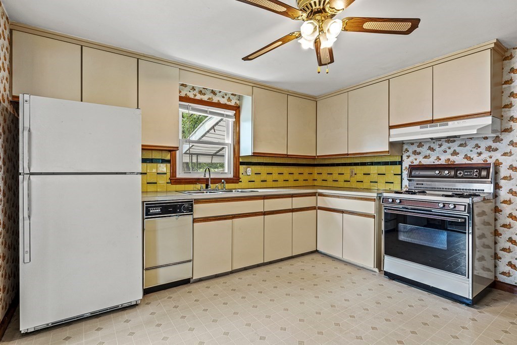 44 Homestead Road Lowell, MA 01850 - Photo 8 of 40 Gallery Image 8