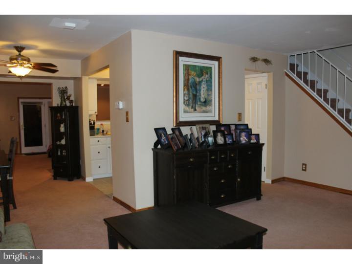 69 Farmhouse Road Sicklerville, NJ 08081 - Photo 12 of 24 Living Room