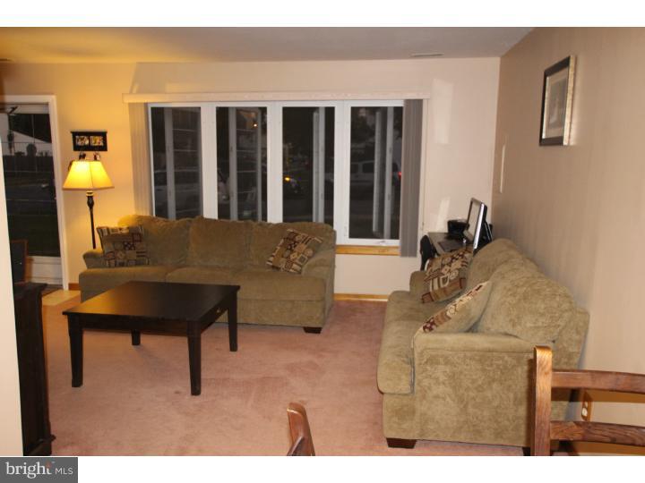 69 Farmhouse Road Sicklerville, NJ 08081 - Photo 13 of 24 Living Room