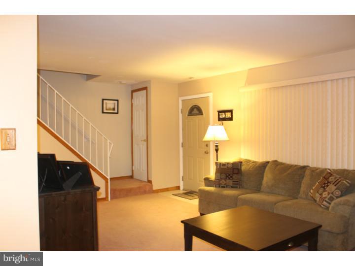 69 Farmhouse Road Sicklerville, NJ 08081 - Photo 4 of 24 Living Room