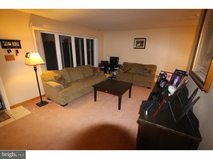 69 Farmhouse Road Sicklerville, NJ 08081 - Photo 5 of 24 Living Room