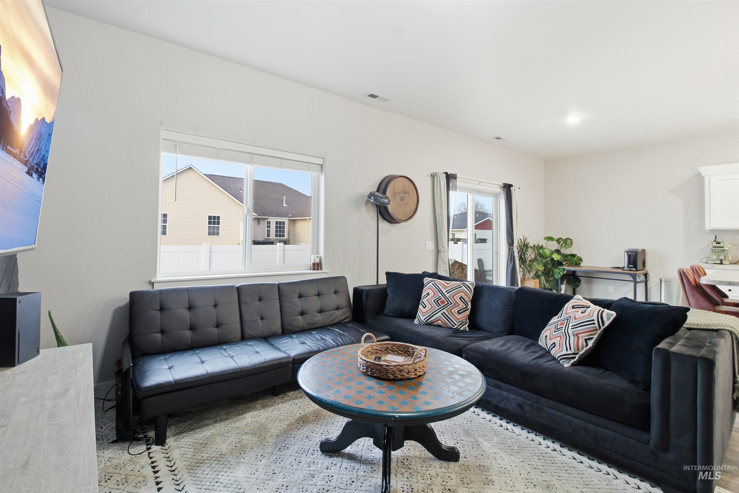 900 East 20th Street Burley, ID 83318 - Photo 14 of 31 Living room featuring recessed lighting