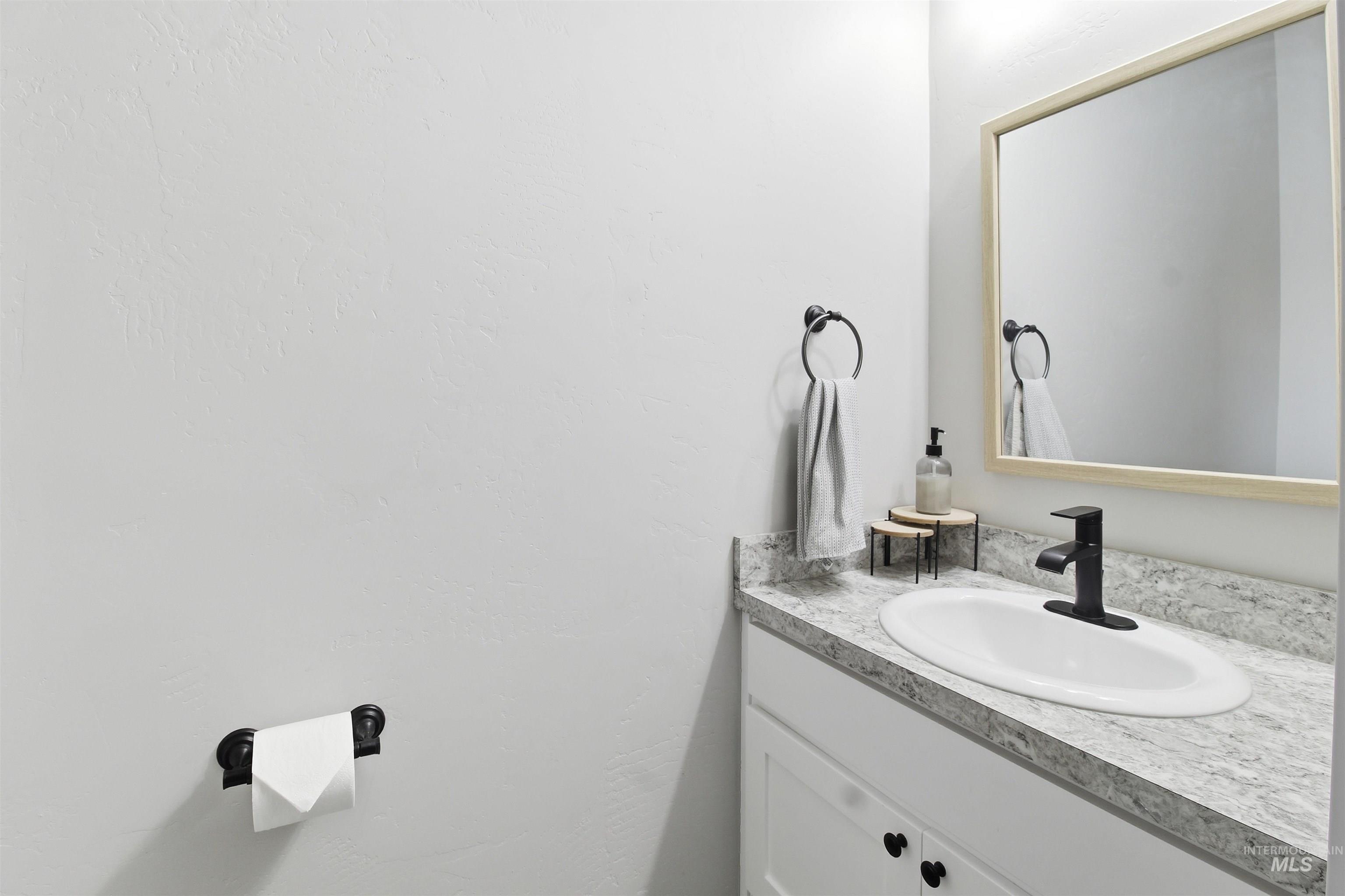 900 East 20th Street Burley, ID 83318 - Photo 17 of 31 Bathroom with vanity