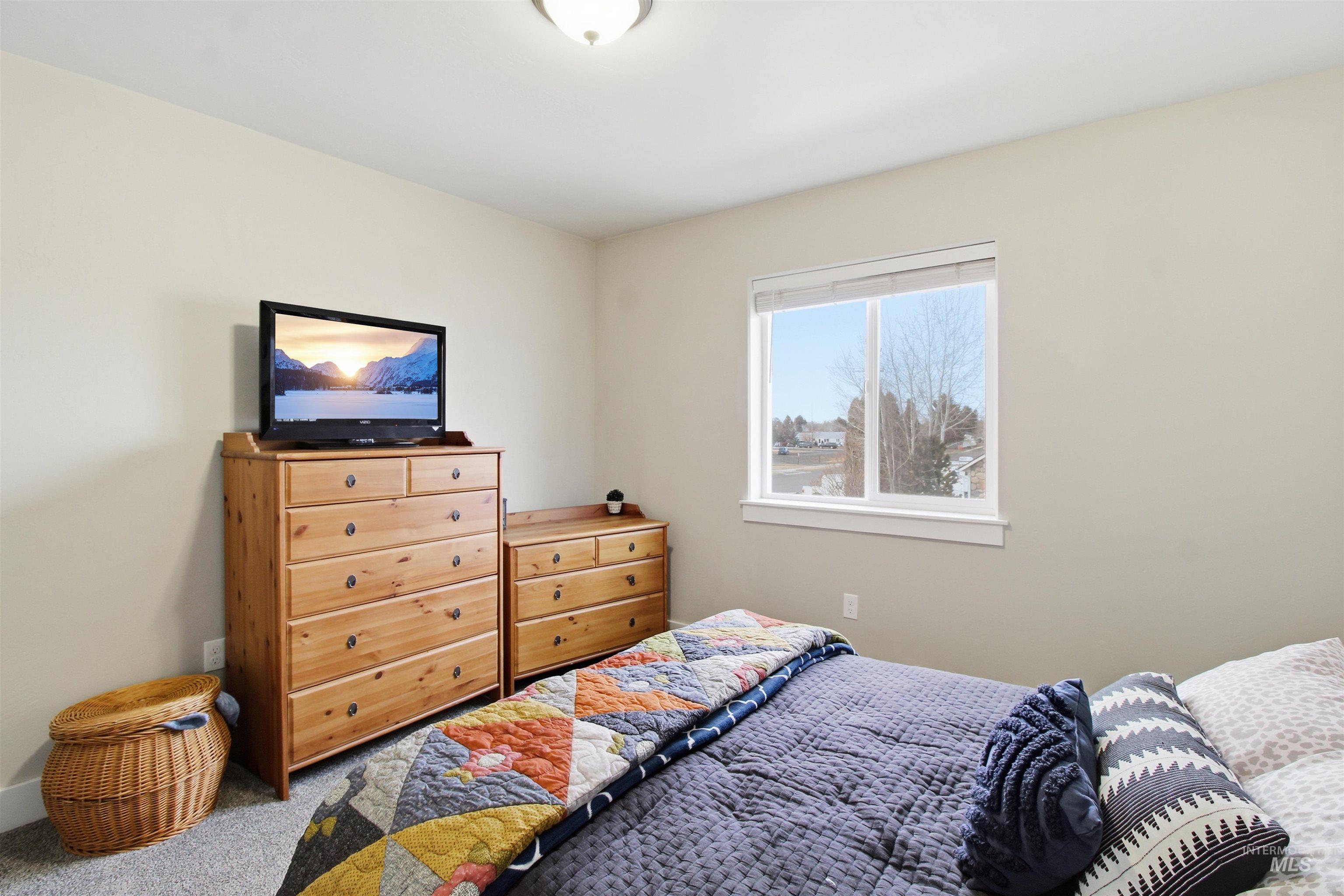900 East 20th Street Burley, ID 83318 - Photo 22 of 31 View of carpeted bedroom