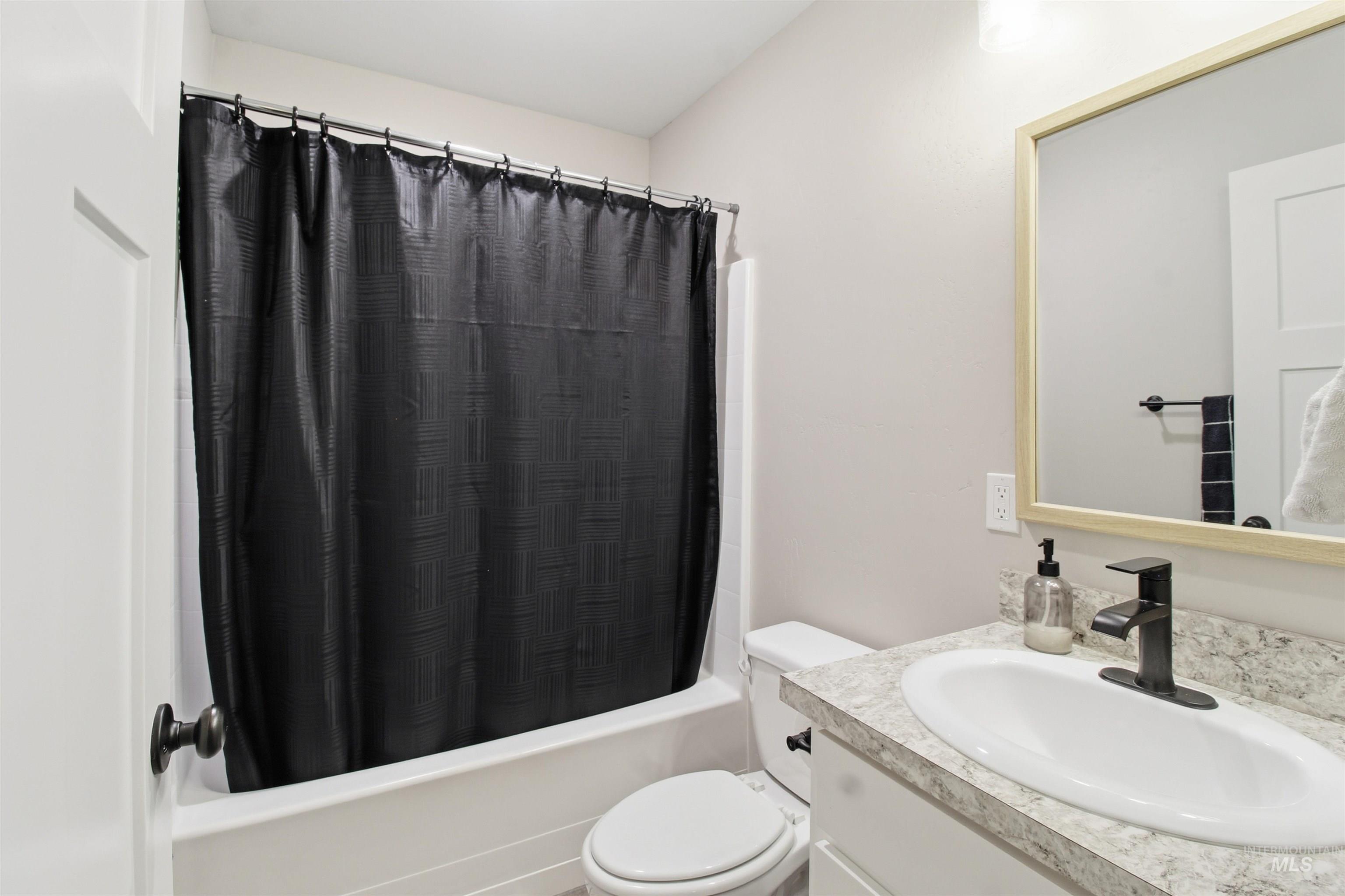 900 East 20th Street Burley, ID 83318 - Photo 23 of 31 Full bathroom with vanity and shower / tub combo with curtain