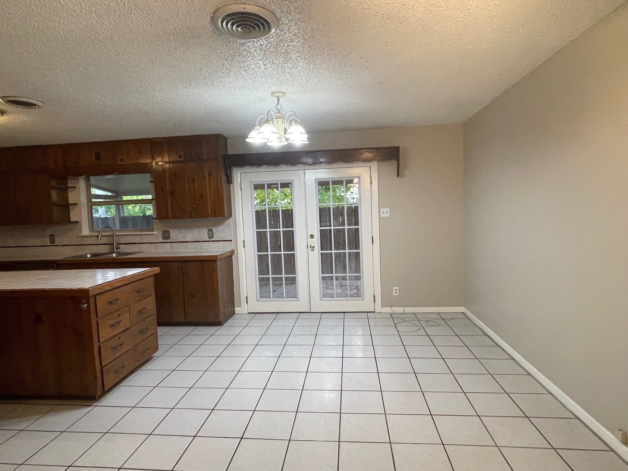 607 Pecan Street Del Rio, TX 78840 - Photo 3 of 10 a large kitchen with granite countertop a stove a sink and a granite counter tops