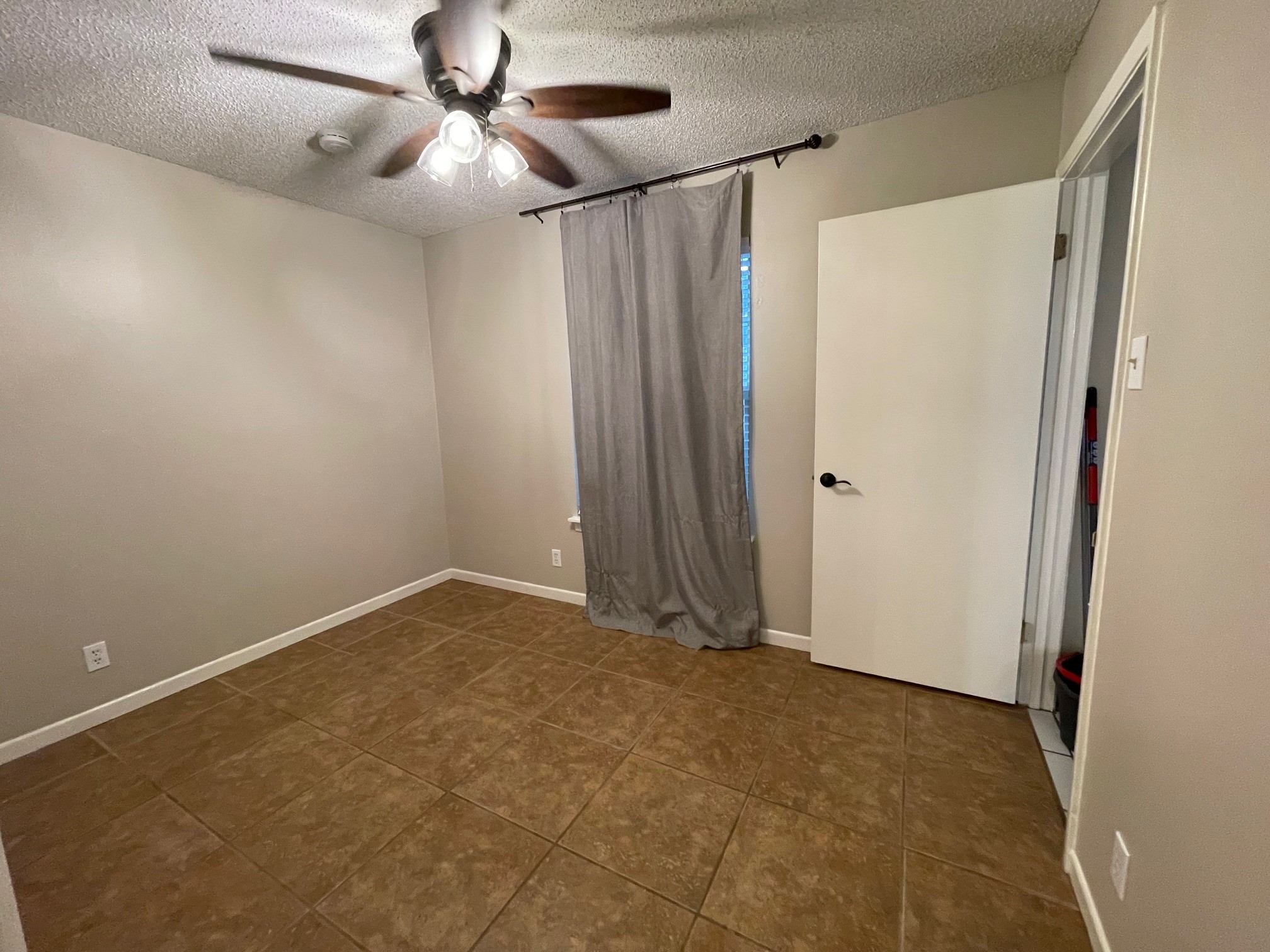 607 Pecan Street Del Rio, TX 78840 - Photo 7 of 10 a view of an empty room