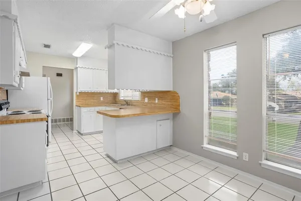 $2,200 | 1024 Edgewood Trail, Benbrook, TX 76126