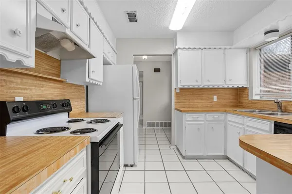 $2,200 | 1024 Edgewood Trail, Benbrook, TX 76126