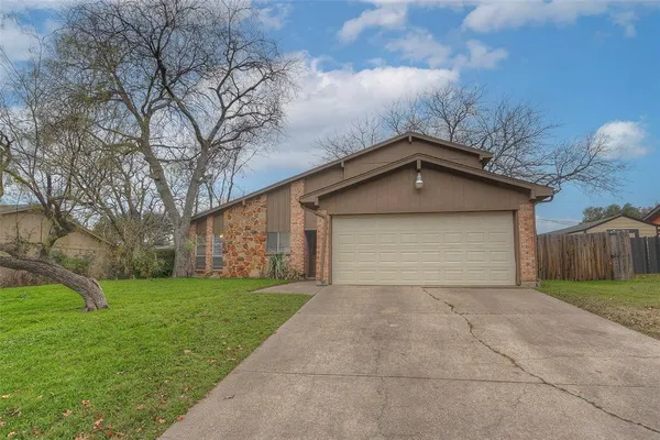 $2,200 | 1024 Edgewood Trail, Benbrook, TX 76126