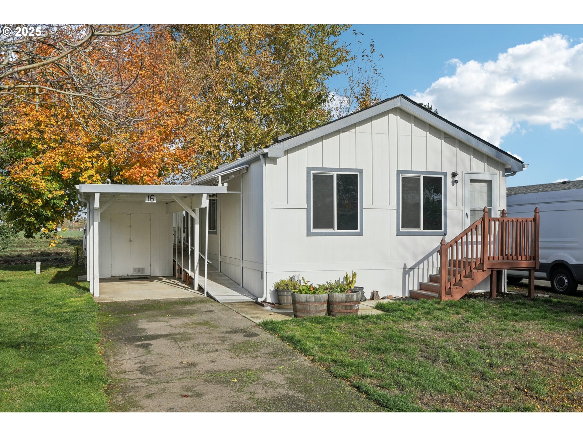 a view of a house with backyard