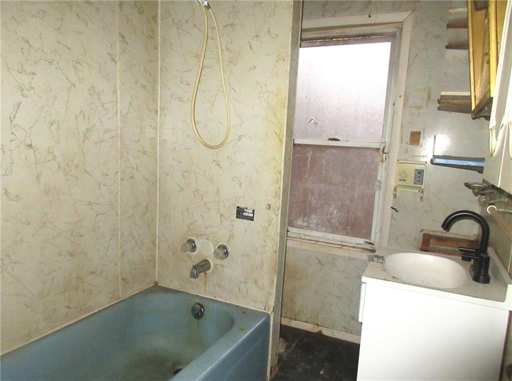 751 Bryn Mawr Road Pittsburgh, PA 15219 - Photo 8 of 17 2nd FLoor Full Bath - needs toilet