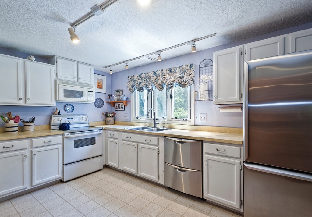 217 Queens Brook Road Pembroke, MA 02359 - Photo 4 of 27 Gallery Image 4