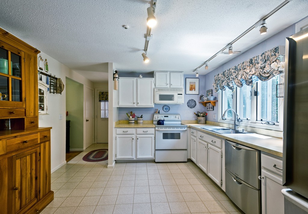217 Queens Brook Road Pembroke, MA 02359 - Photo 6 of 27 Gallery Image 6