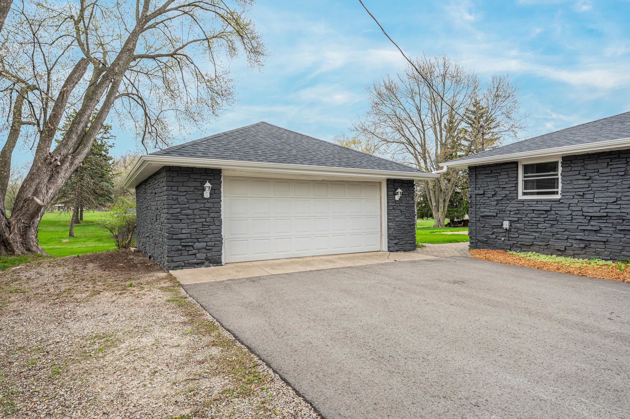 1034 South Ridge Lane Appleton, WI 54914 - Photo 2 of 50