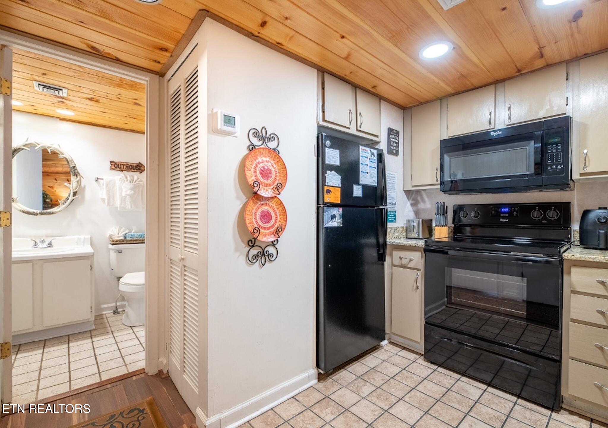 3710 Weber Road, Unit B202 Gatlinburg, TN 37738 - Photo 11 of 42 B202 Kitchen and Hall