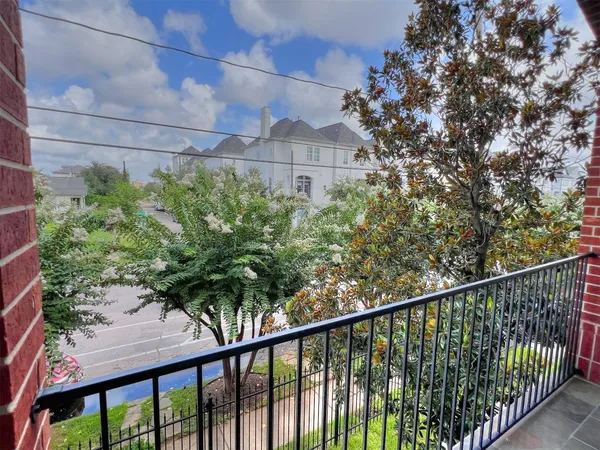 $389,000 | 2325 Hutchins Street, Houston, TX 77004