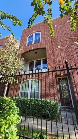 $389,000 | 2325 Hutchins Street, Houston, TX 77004