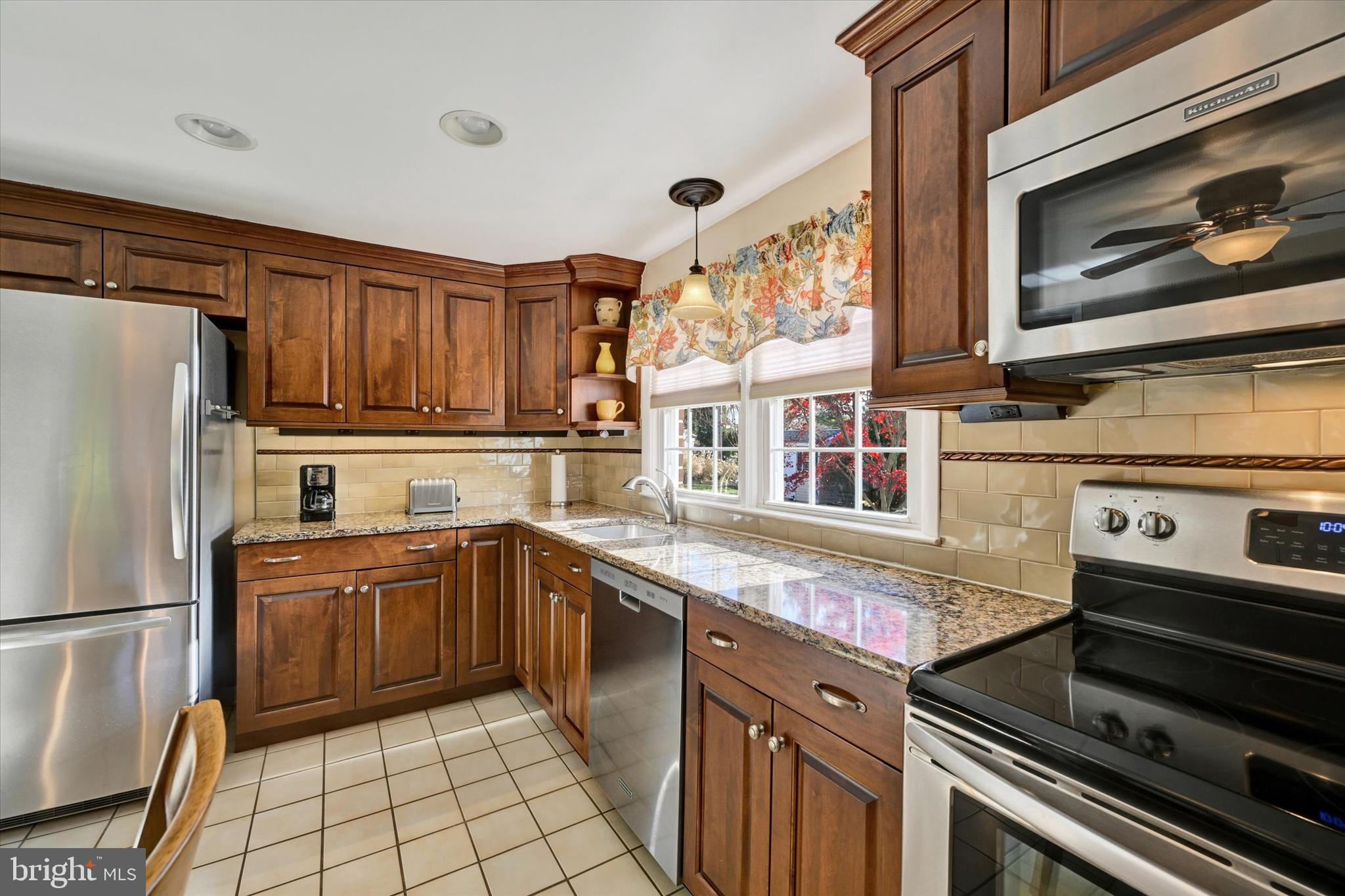 807 Scarlett Drive Towson, MD 21286 - Photo 5 of 29 Updated Kitchen w/Granite Counters & SS Appliances