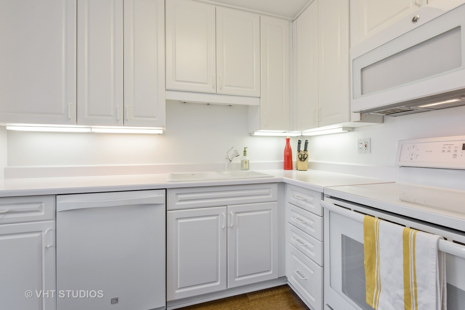 111 East Chestnut Street, Unit 22B Chicago, IL 60611 - Photo 5 of 9