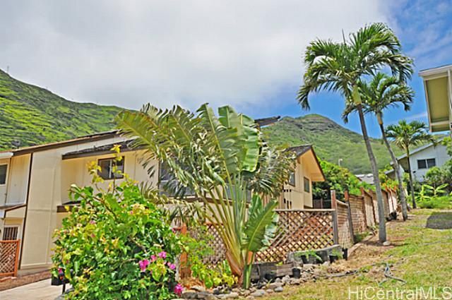 a view of a backyard