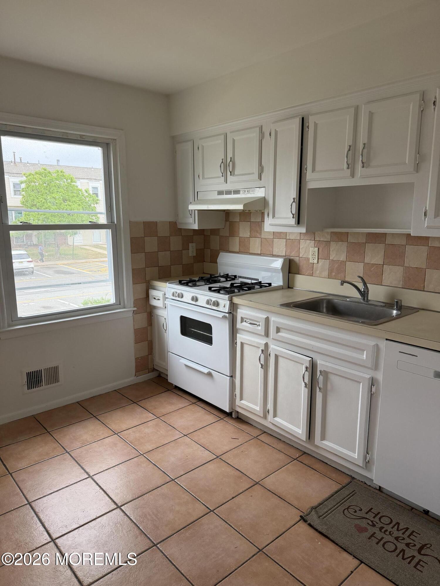 92 Sawmill Road, Unit 583 Brick, NJ 08724 - Photo 5 of 23 IMG_3531