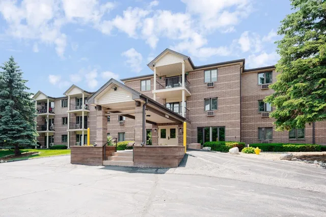 $174,900 | 530 North Silverbrook Drive, Unit 132, West Bend, WI 53090