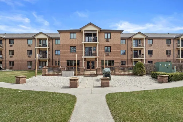 $179,900 | 530 North Silverbrook Drive, Unit 132, West Bend, WI 53090