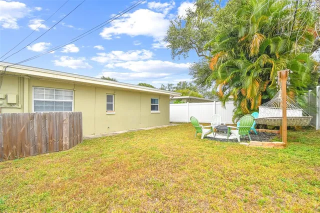 a view of back yard of the house