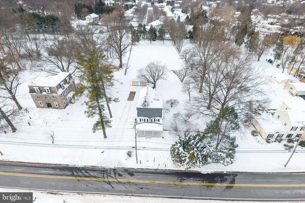 a view of a yard in front of the house