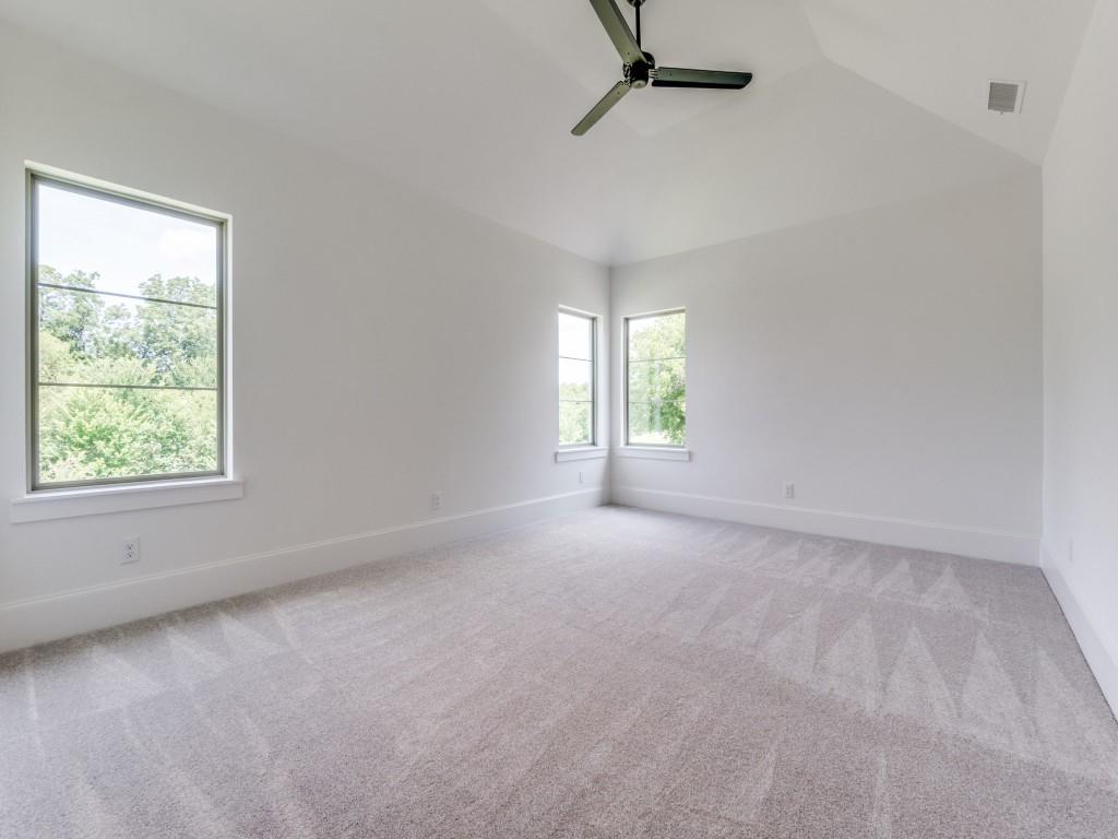 400 Cristler Avenue Dallas, TX 75223 - Photo 31 of 36 an empty room with windows