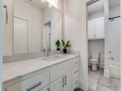 a view of a back yard