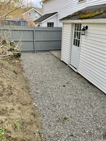 a view of a backyard