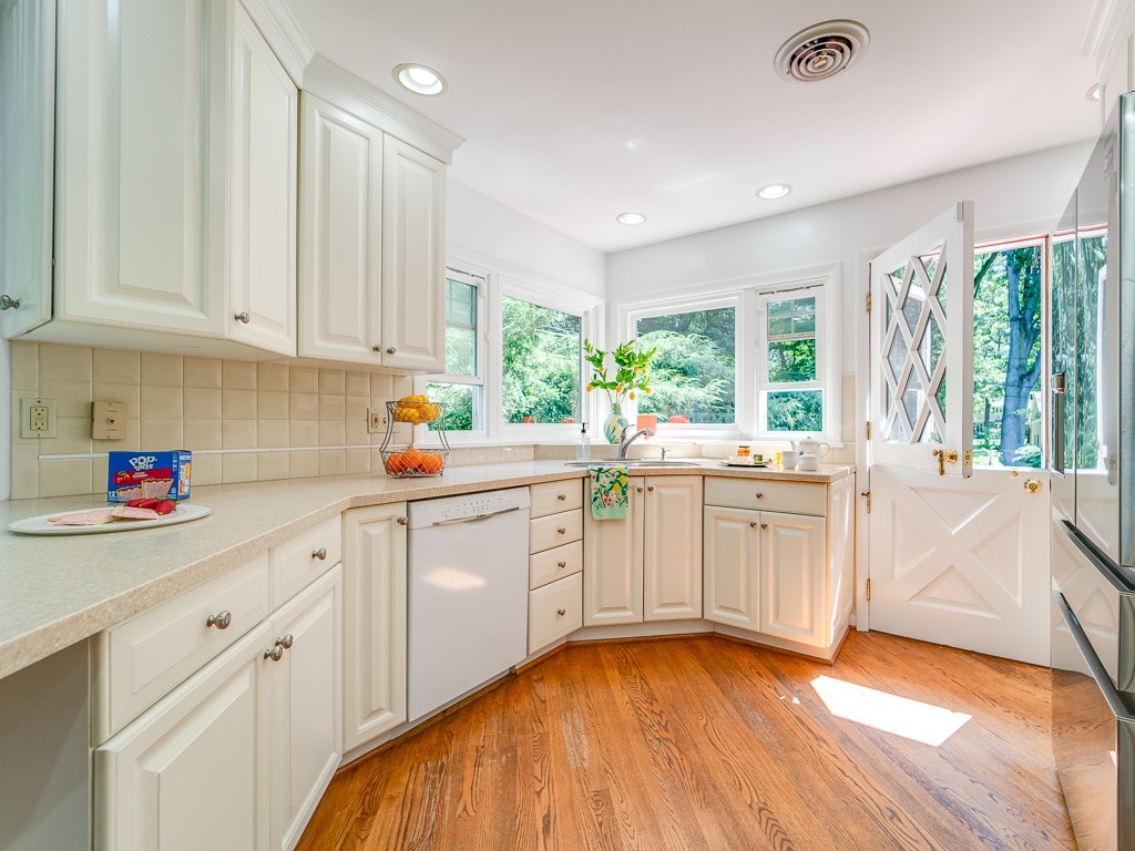 4 Tuxford Road Pittsford, NY 14534 - Photo 14 of 38 Modern amenities and ample counter and cabinetry s