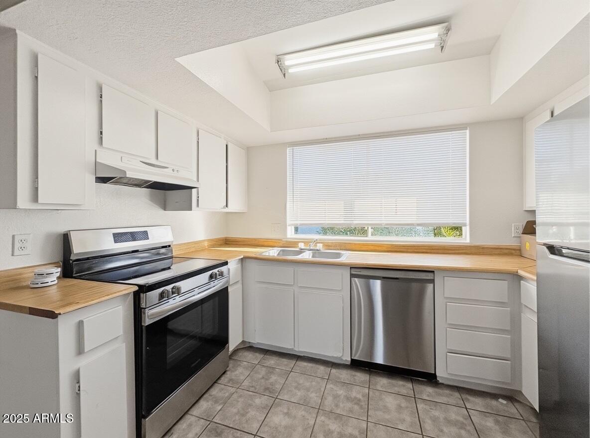 10820 North 16th Avenue, Unit 4 Phoenix, AZ 85029 - Photo 2 of 11 a kitchen with cabinets appliances and a window